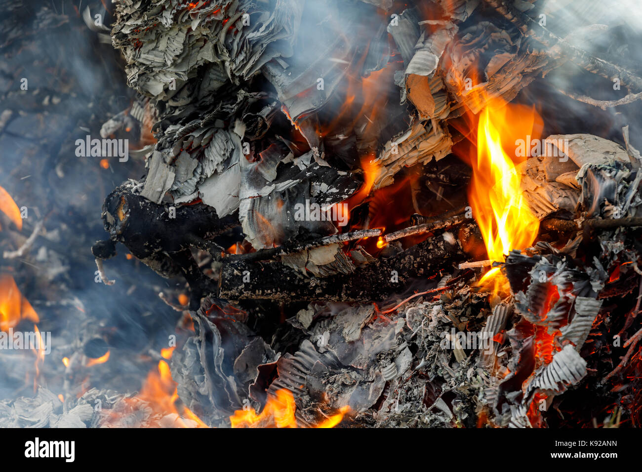 Il lavoro svolto tutte le prove distrutte dal fuoco. ceneri e braci rimangono. In declino di calore e di prestazioni o quota di mercato - metaforicamente. fine del PLC Foto Stock