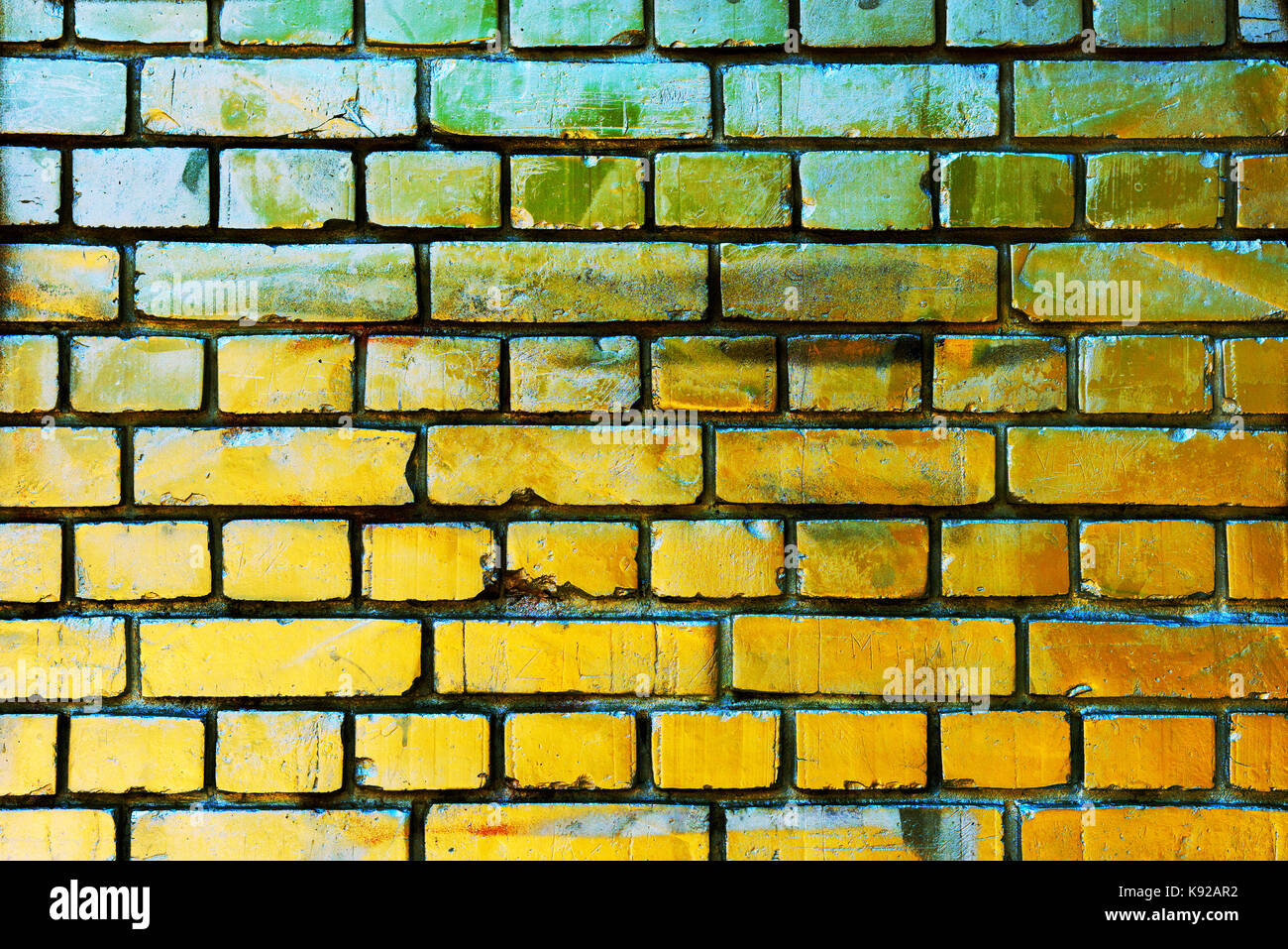 Giallo oro muro di mattoni texture con graffiato grungy superficie Foto Stock