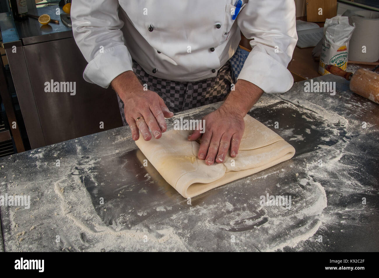La piegatura l'impasto per pasta sfoglia, ristorante allegria, Chef Alessandro Tschebull, Amburgo, Germania Foto Stock