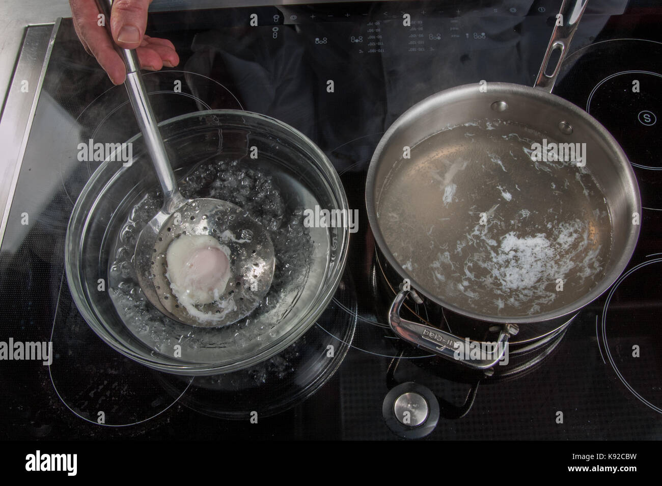 La preparazione di uovo in camicia, ristorante allegria, Chef Alessandro Tschebull, Amburgo, Germania Foto Stock