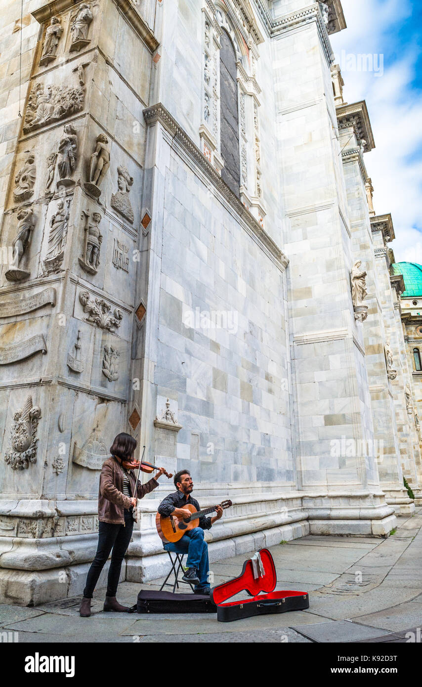 Musicisti classici musicista di strada al di fuori della cattedrale di Como per passare ai turisti. Foto Stock