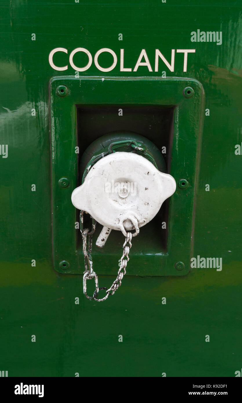 Ingresso liquido di raffreddamento tappo a un treno diesel. Foto Stock