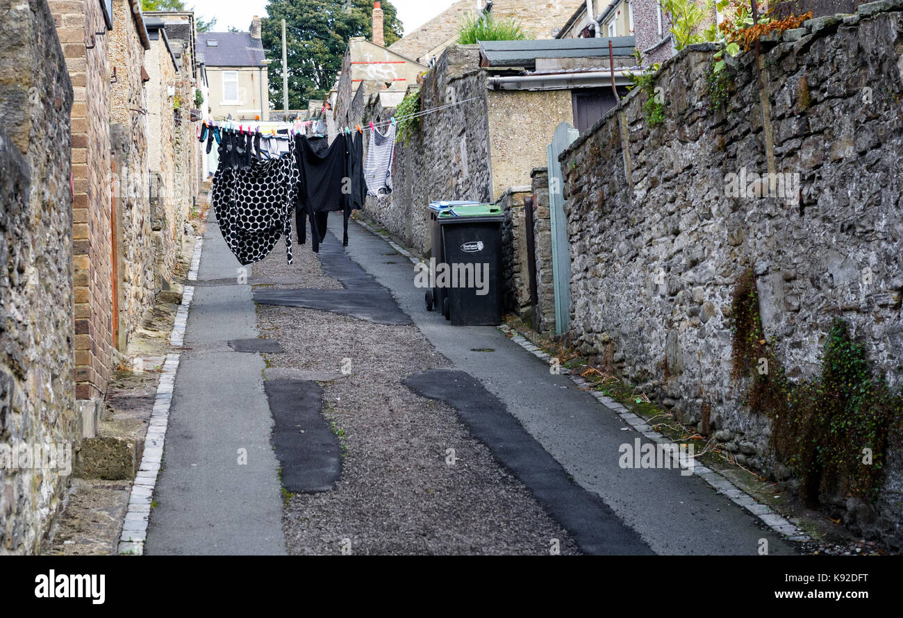 Panni essiccazione su una linea di panni in un vicolo. Foto Stock
