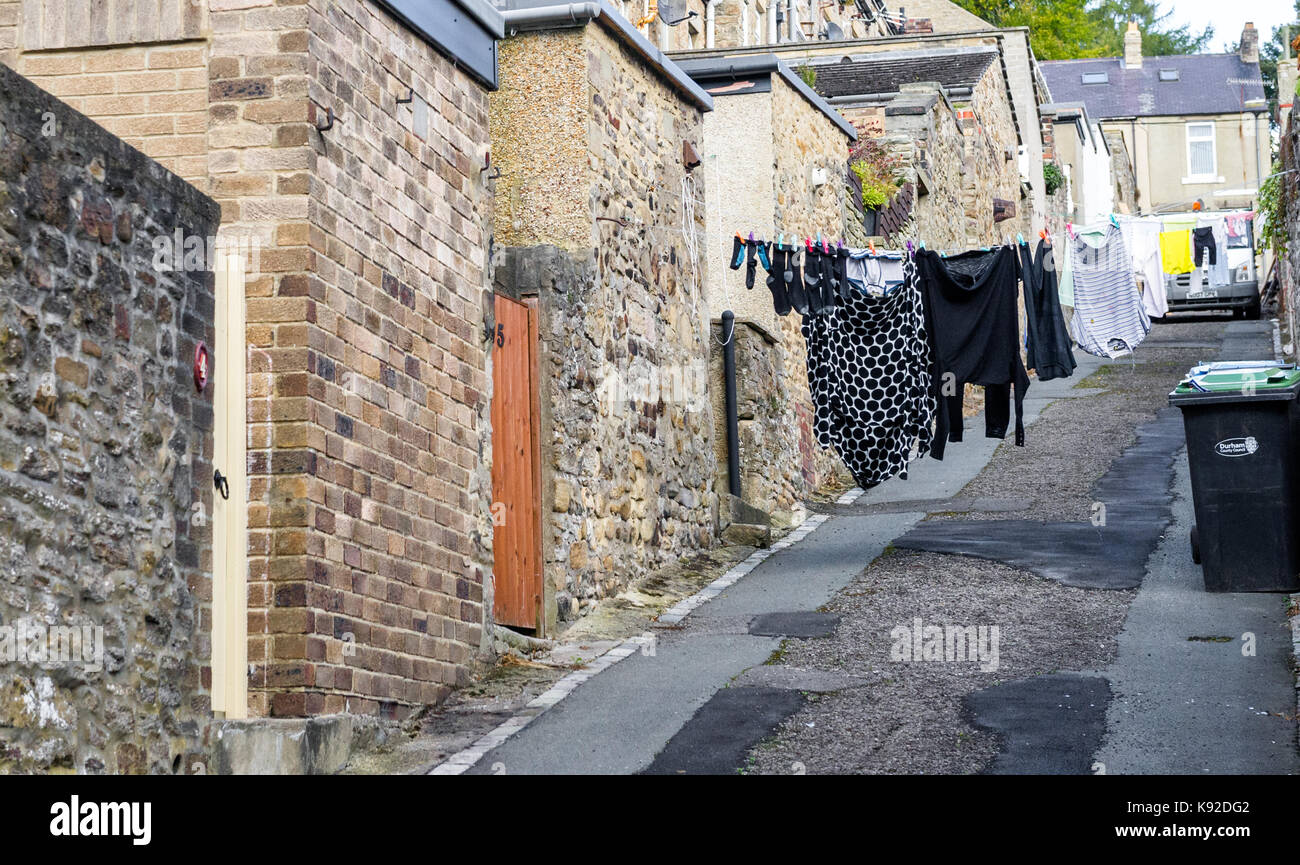 Panni essiccazione su una linea di panni in un vicolo. Foto Stock