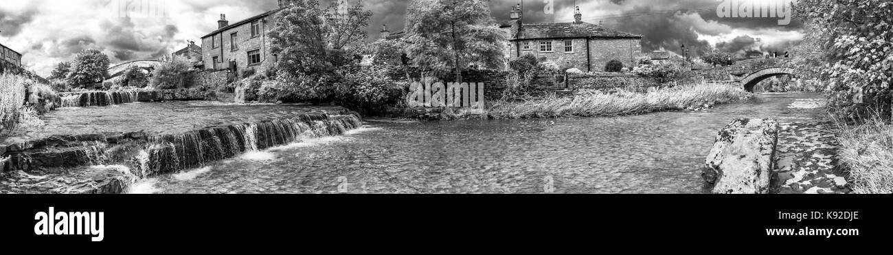 Gayle Beck in esecuzione throiugh Yorkshire città di Hawes. Foto Stock