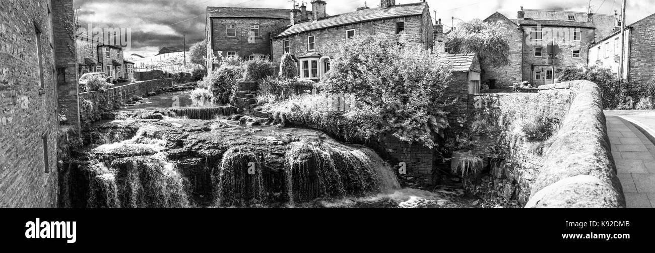 Gayle Beck in esecuzione throiugh Yorkshire città di Hawes. Foto Stock