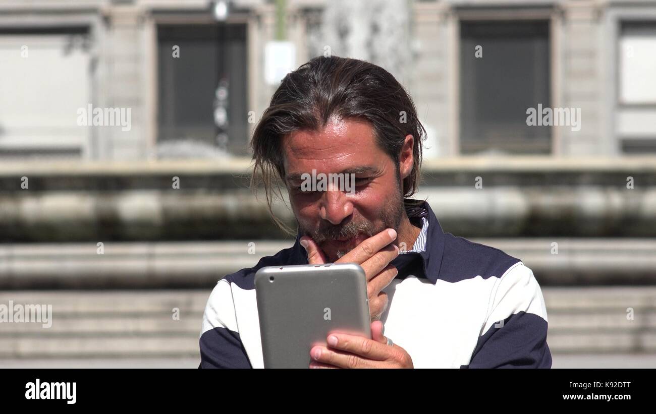 Maschio caucasico utilizzando Tablet Foto Stock