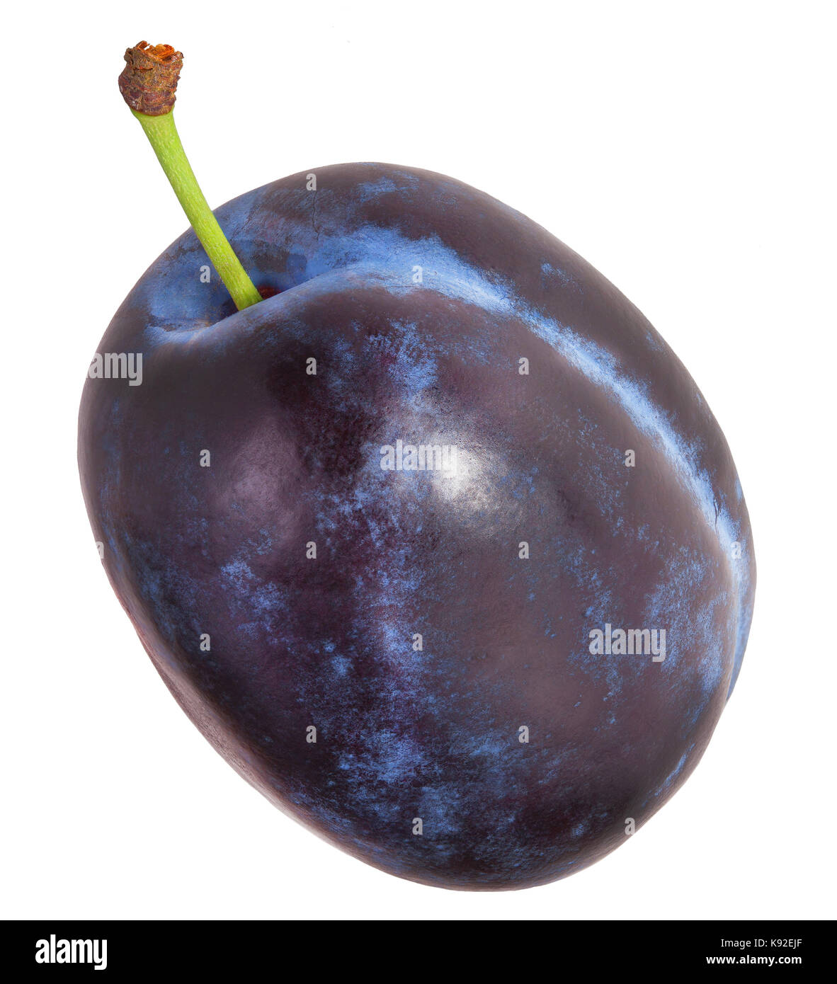 Prugna e metà del frutto su un bianco. Il file contiene i tracciati di ritaglio. Foto Stock