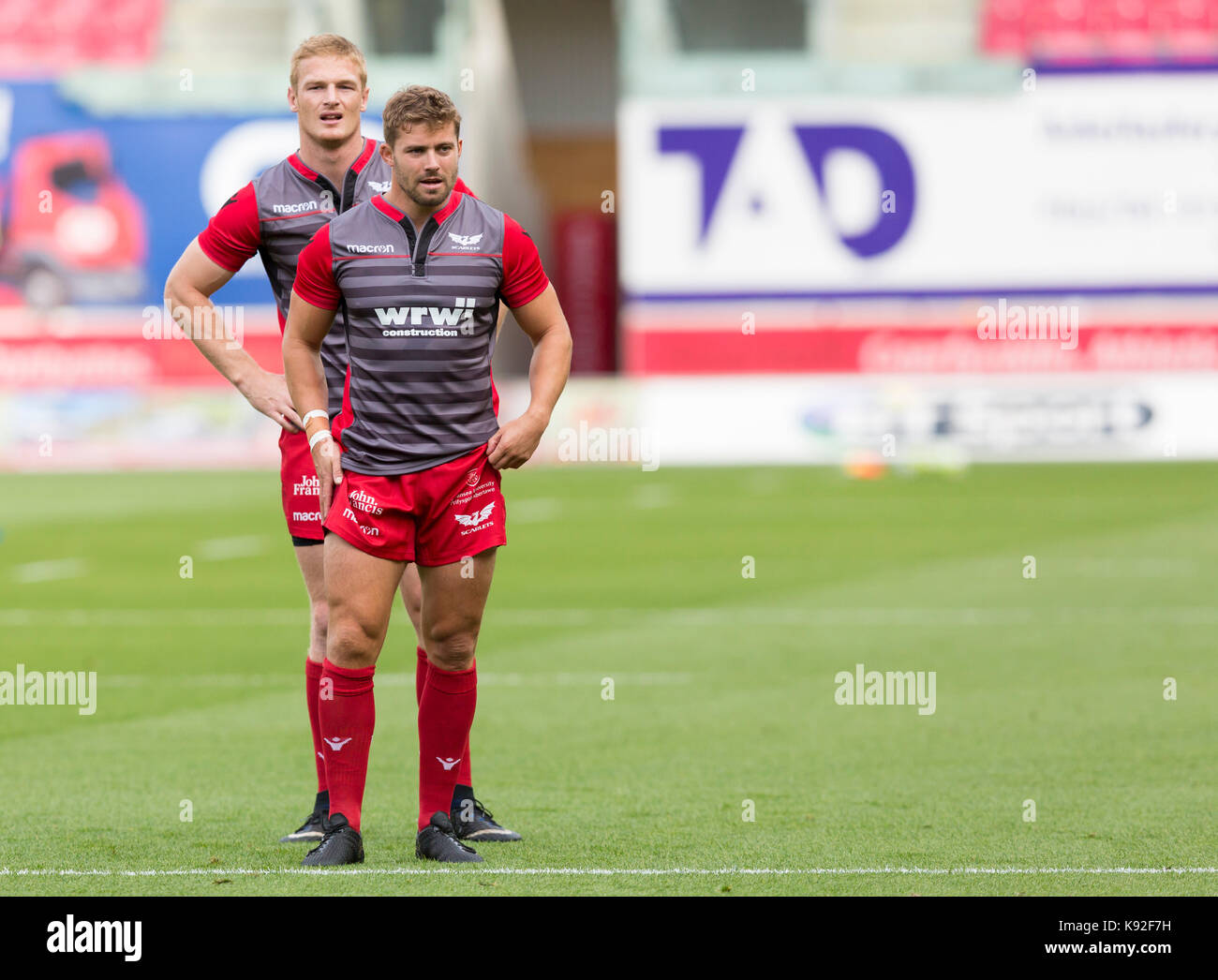 Leigh Halfpenny (anteriore) e Johnny McNicholl warm up per un Scarlets partita di rugby al Parc y Scarlets Foto Stock