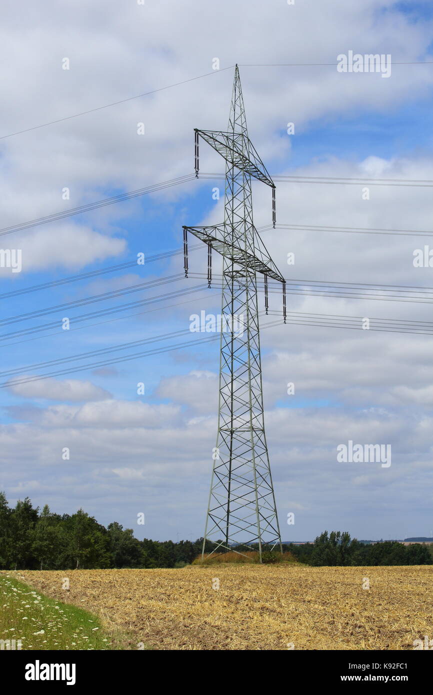 Tensione alta torre di trasmissione in un campo Foto Stock