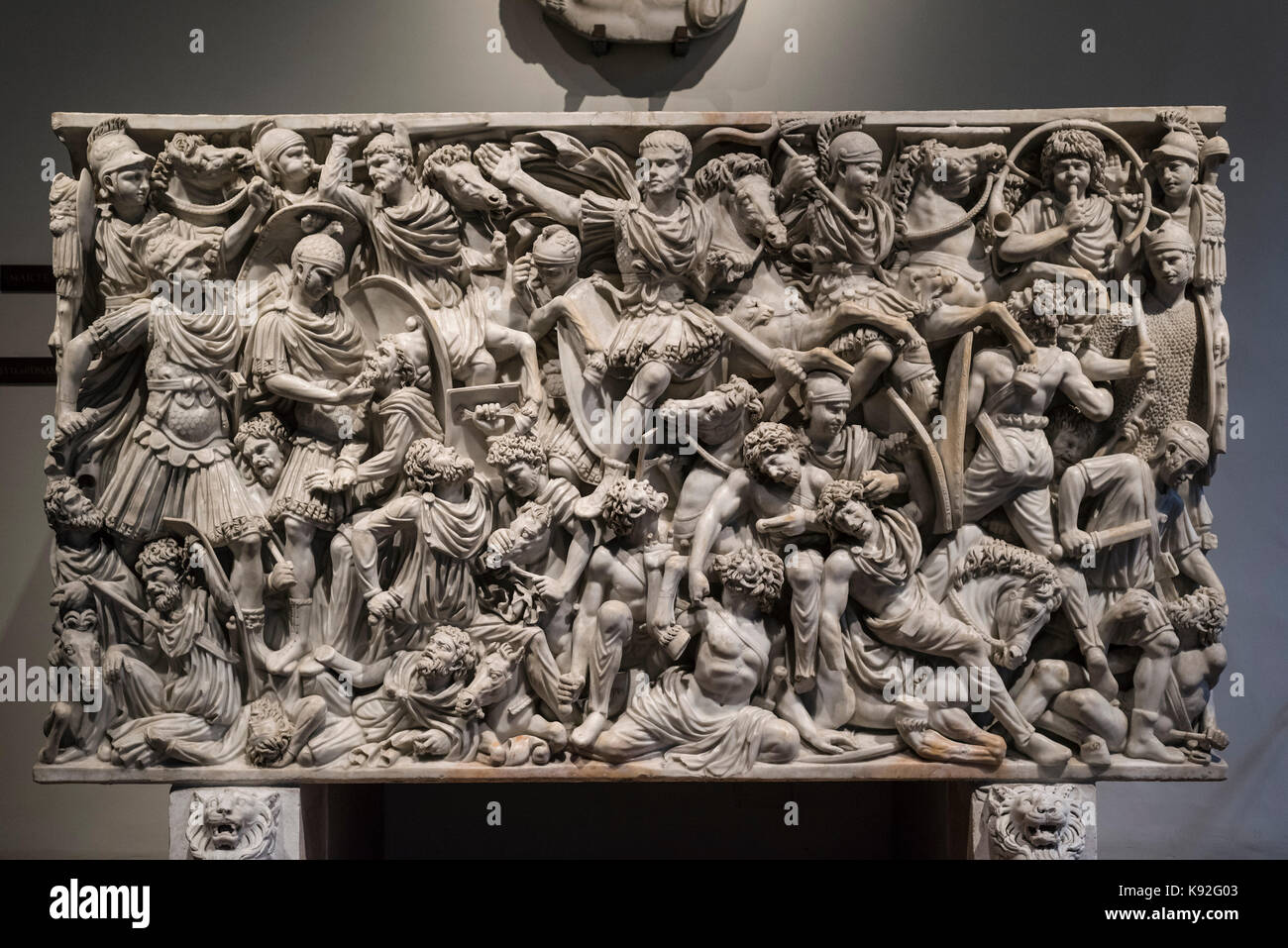 Roma. L'Italia. Ludovisi battaglia sarcofago (250-260 AD) Palazzo Altemps. Museo Nazionale Romano. La figura centrale è pensato per essere imperatore romano Hosti Foto Stock