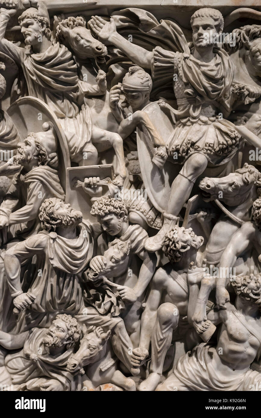 Roma. L'Italia. Ludovisi battaglia sarcofago (250-260 AD) Palazzo Altemps. Museo Nazionale Romano. La figura centrale è pensato per essere imperatore romano Hosti Foto Stock