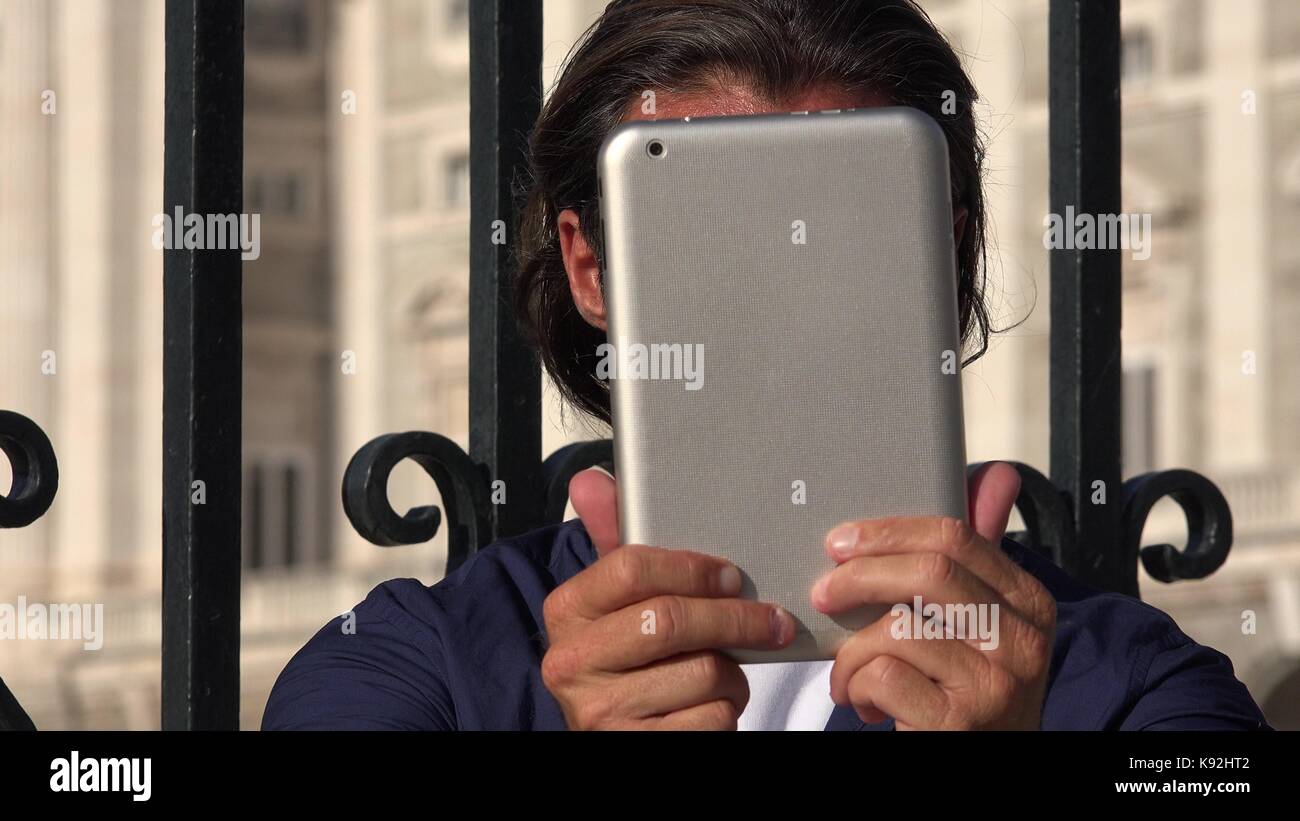 Maschio caucasico utilizzando Tablet Foto Stock