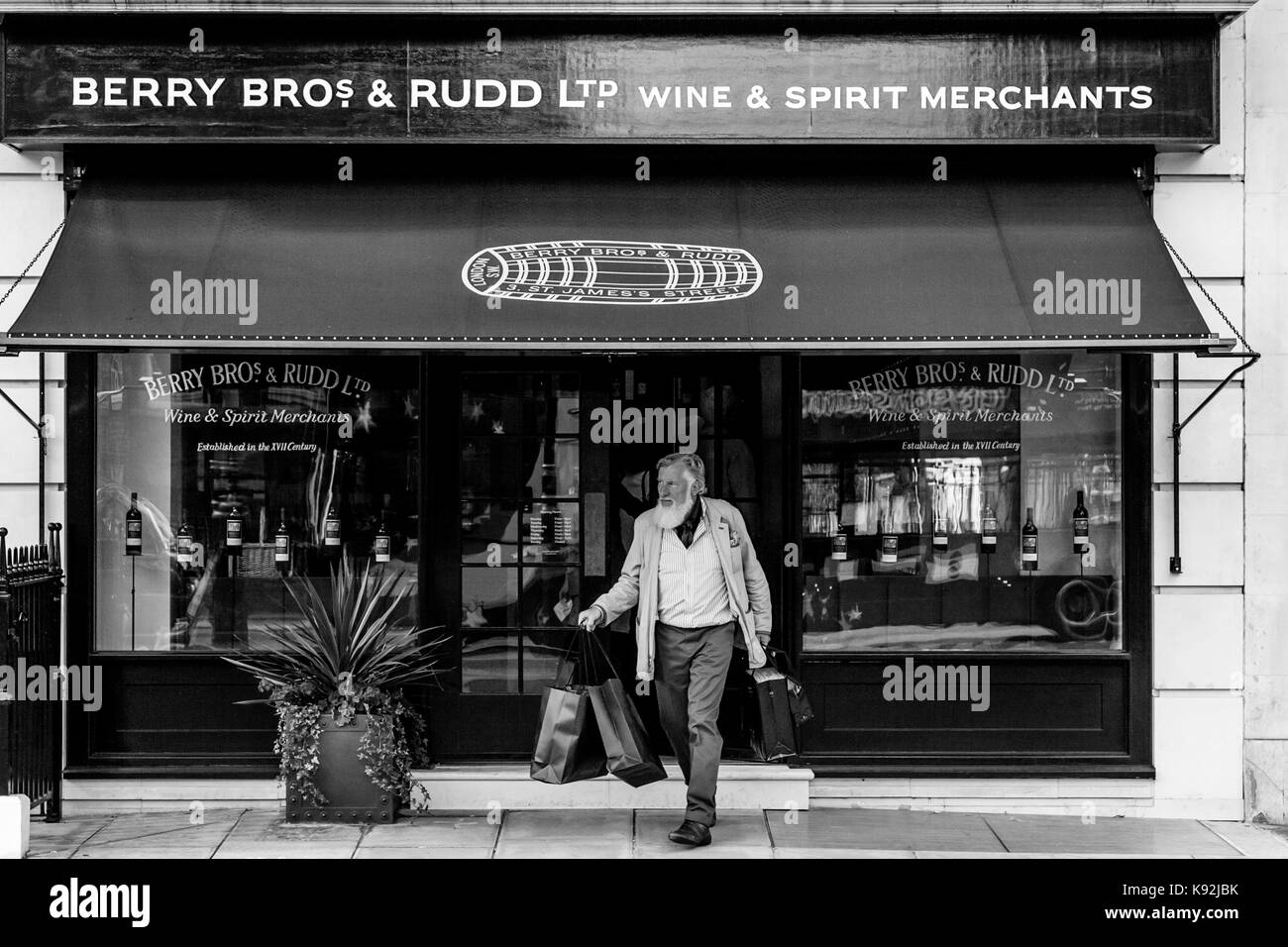 Un uomo anziano lascia il berry bros e rudd Wine & Spirit merchant, Pall Mall, london, Regno Unito Foto Stock