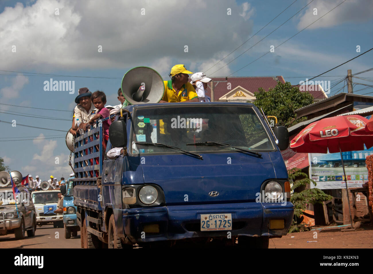 Le persone sono in sella a un carrello mentre a sostegno dell'opposizione cnrp parte al rally nel villaggio di chork, tboung khmum provincia Cambogia. Foto Stock