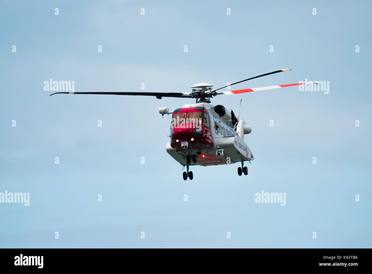 Hm coastguard ricerca e salvataggio in elicottero g-mcgk di pattuglia sul mare se aberystwyth wales uk Foto Stock