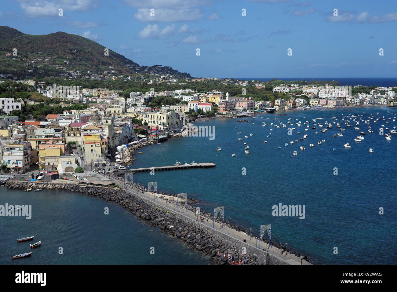 Una vista dal castello aaragonese oltre la causeway verso Ischia Porto, il golfo di Napoli, Italia. Foto Stock