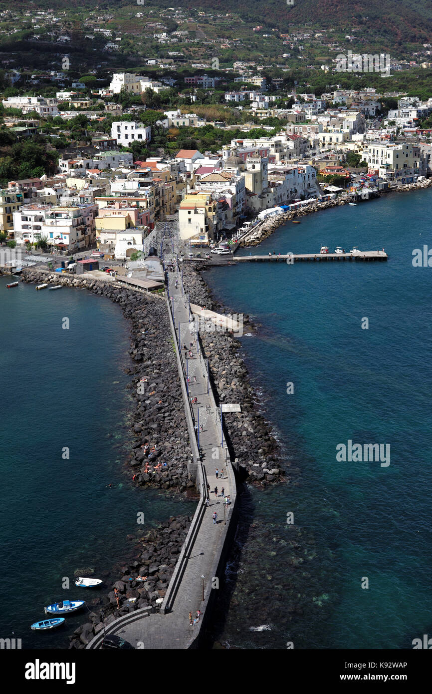 Una vista dal castello aaragonese oltre la causeway verso Ischia Porto, il golfo di Napoli, Italia. Foto Stock