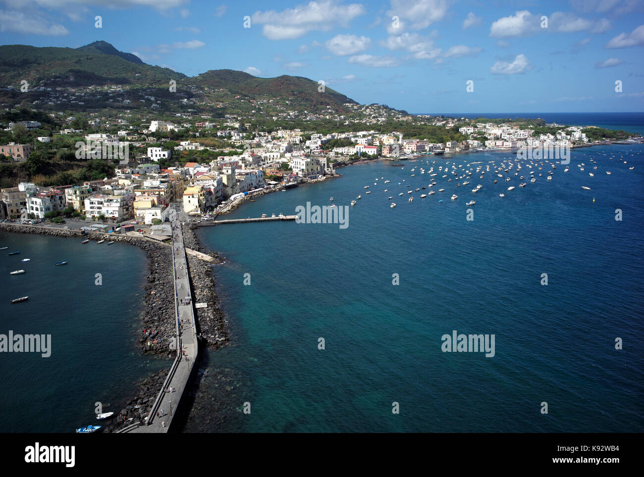 Una vista dal castello aaragonese oltre la causeway verso Ischia Porto, il golfo di Napoli, Italia. Foto Stock