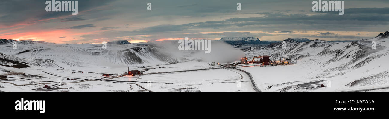 Vista panoramica di krafla impianto geotermico dal bordo del vulcano krafla, Islanda Foto Stock