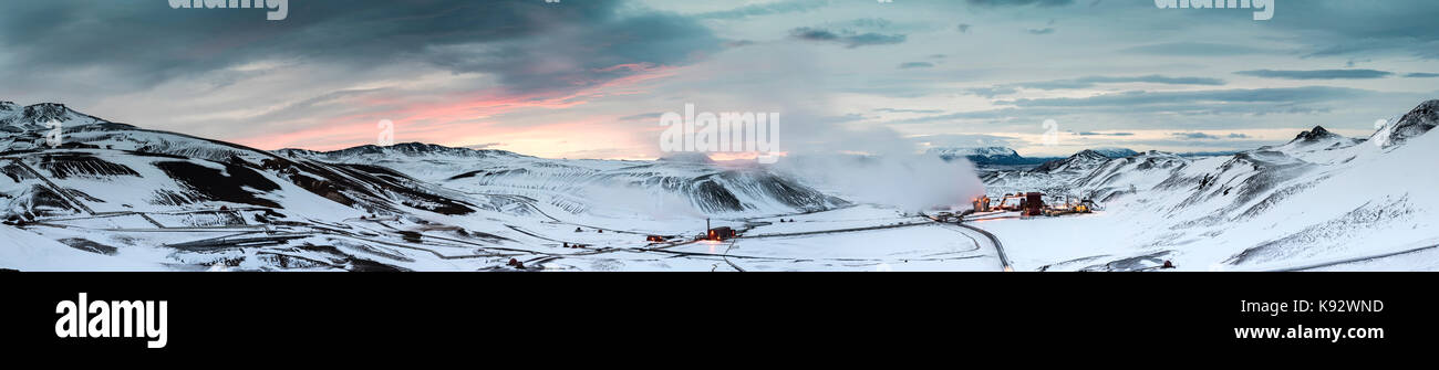 Vista panoramica di krafla impianto geotermico dal bordo del vulcano krafla, Islanda Foto Stock
