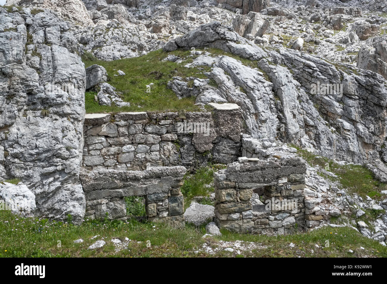 Le Dolomiti, Italia settentrionale. Prima guerra mondiale le fortificazioni sulla linea del fronte tra Italia e Austria, lungo l Alta Via 1 lungo il percorso a distanza Foto Stock