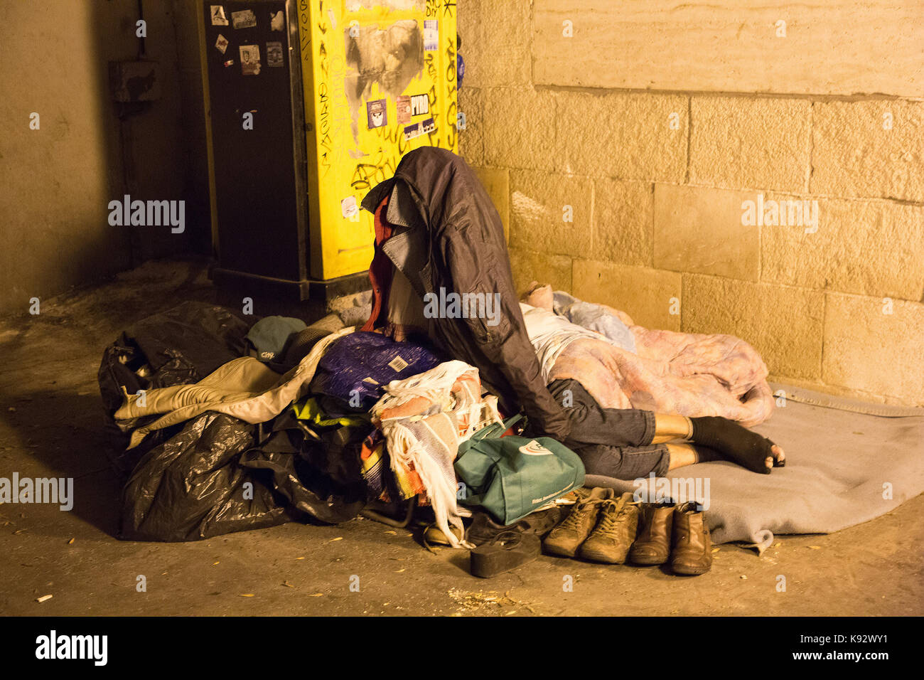 Persona che dormiva in modo irregolare a un sottopassaggio di Budapest vicino al Danubio Foto Stock