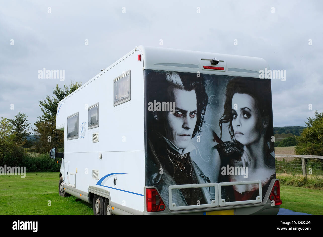 British sei wheeler motorhome con grande in bianco e nero la decalcomania di Johnny Depp e Helena Bonham-Carter applicato al retro di essa Foto Stock