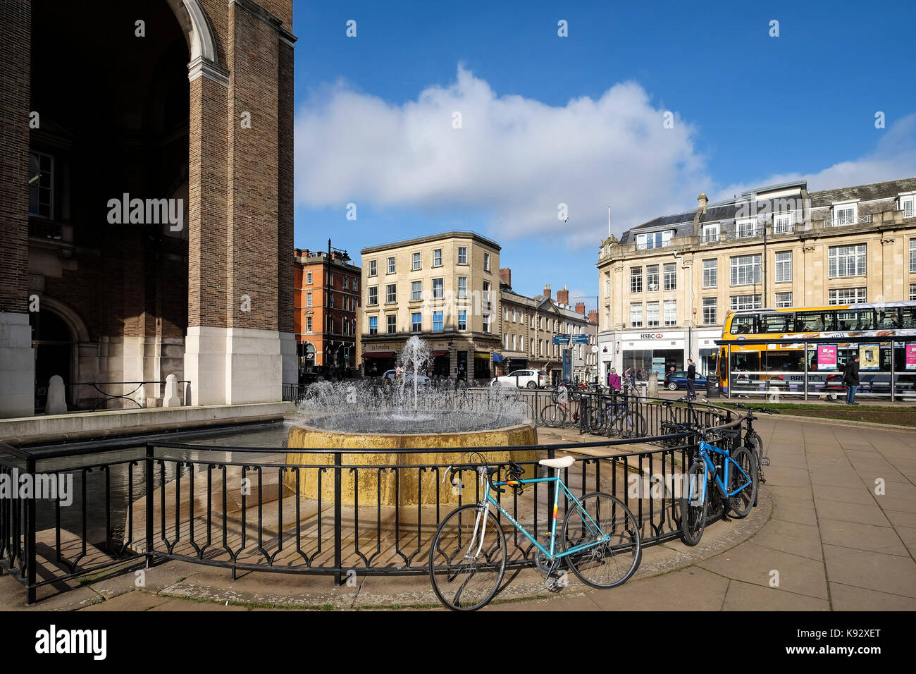 Bike concatenati per ringhiere nel centro di Bristol Foto Stock