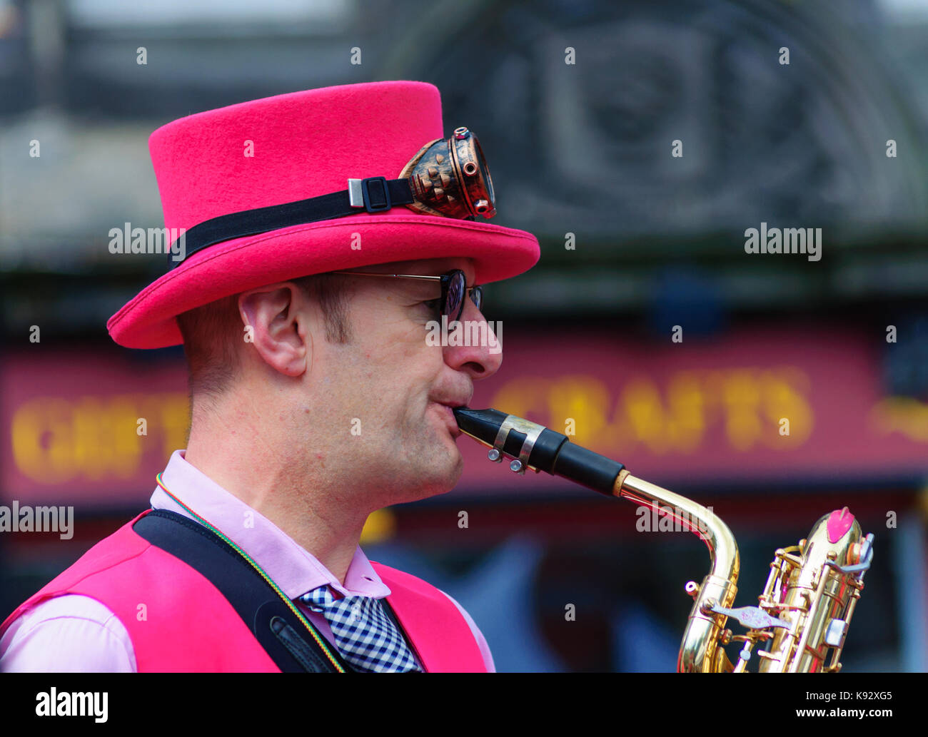 Musicista maschio dal ambling band suonare il sassofono al Grassmarket durante l'Edinburgh International Fringe Festival, Scotland, Regno Unito Foto Stock