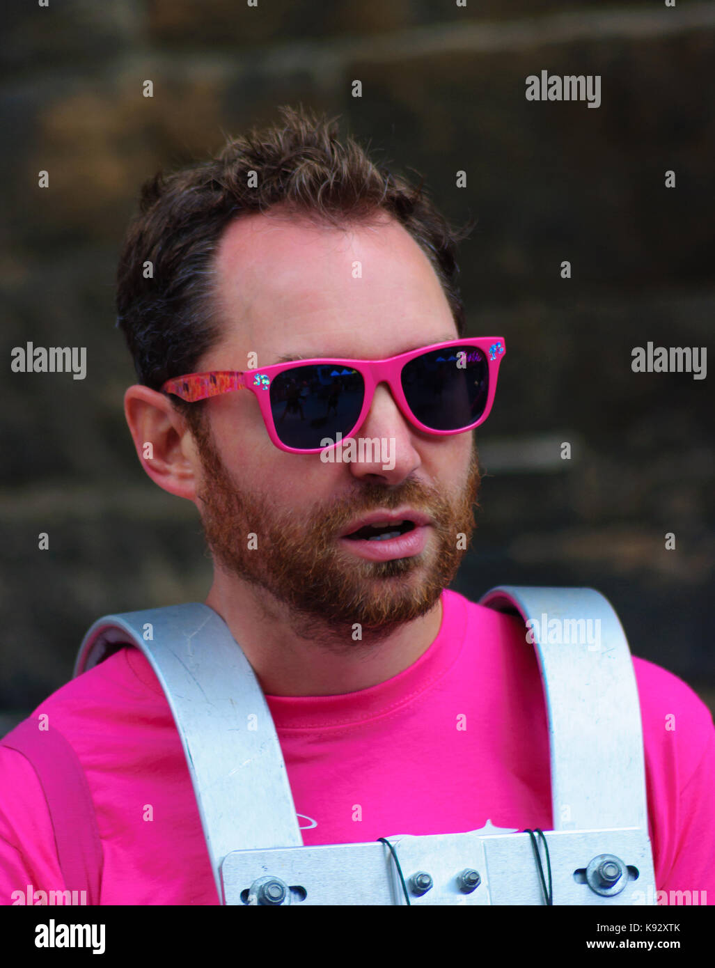 Musicista maschio dal ambling band presso il grassmarket durante l'Edinburgh International Fringe Festival, Scotland, Regno Unito Foto Stock