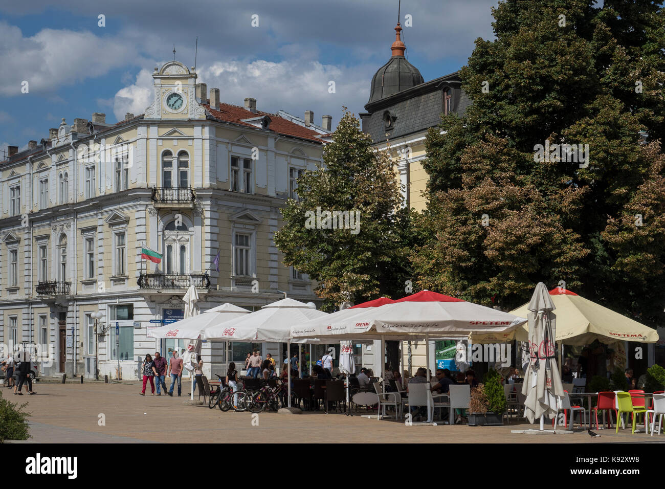 La Bulgaria, Ruse, Svoboda (Libertà) square, city clock & cafe Foto Stock