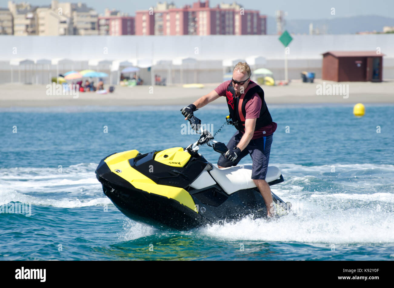 Divertirsi su un Sea Doo scintilla getto sci sul mare Foto Stock