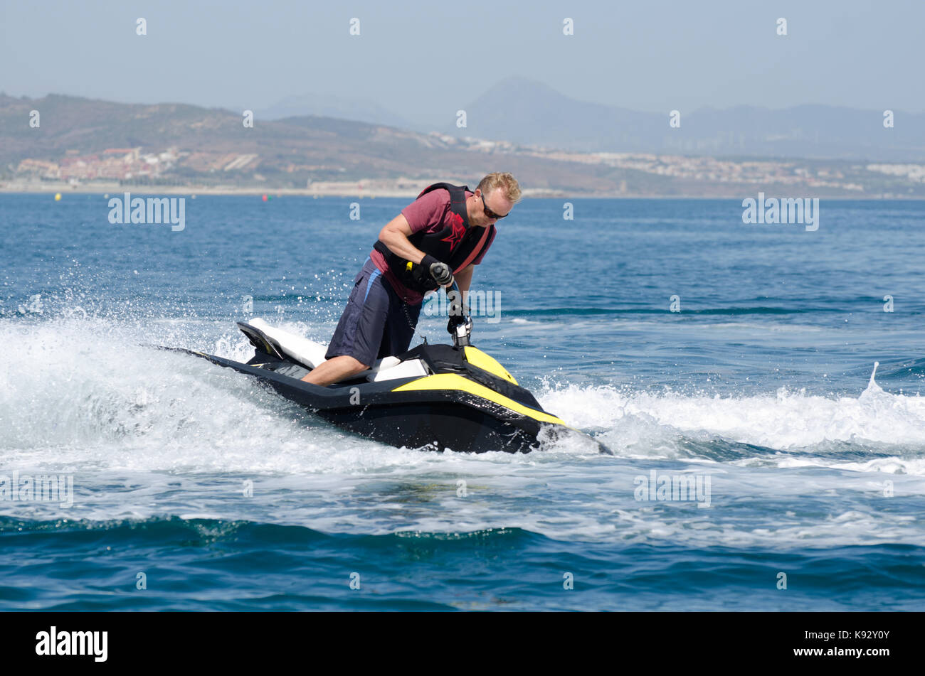 Divertirsi su un Sea Doo scintilla getto sci sul mare Foto Stock