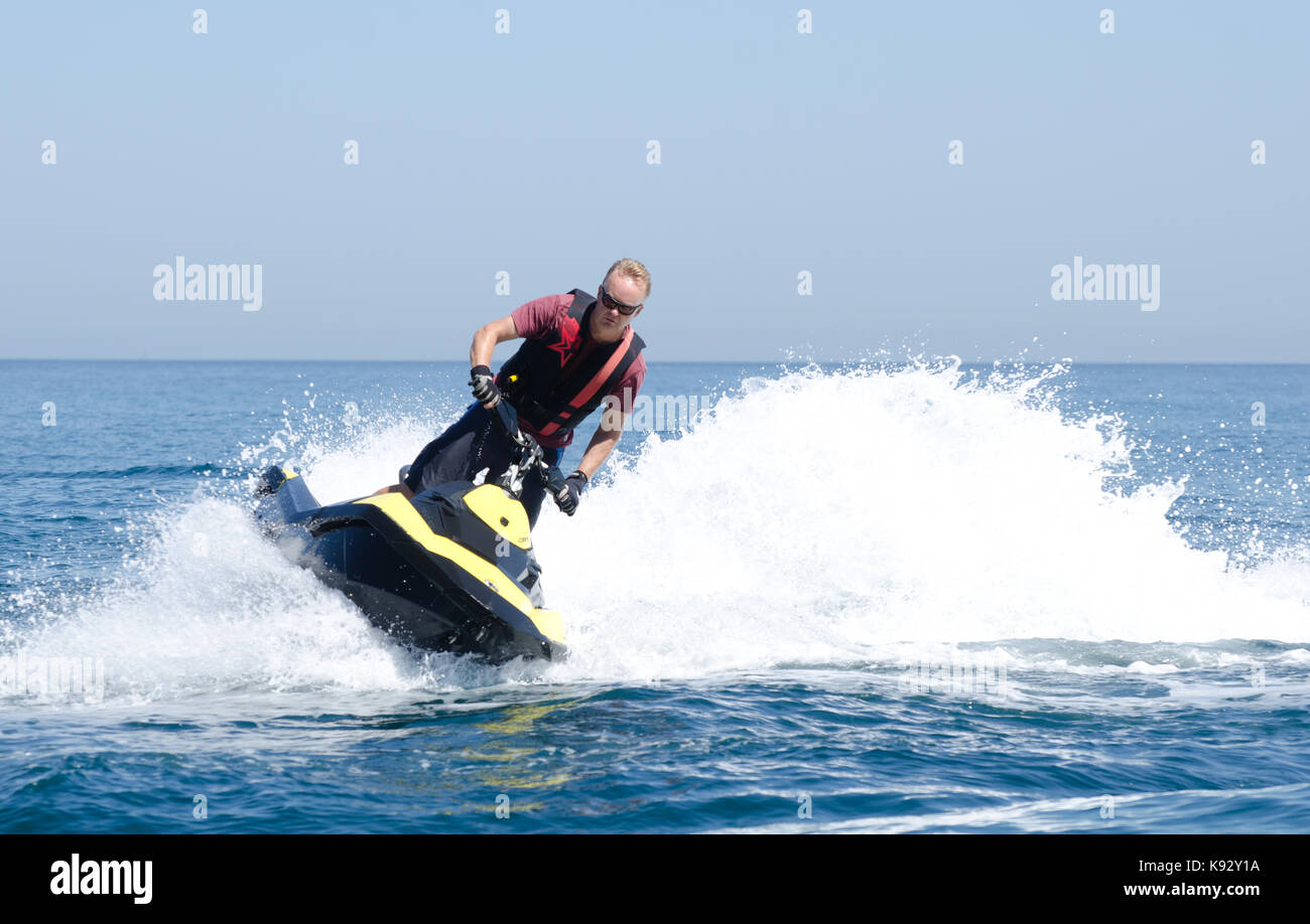 Divertirsi su un Sea Doo scintilla getto sci sul mare Foto Stock