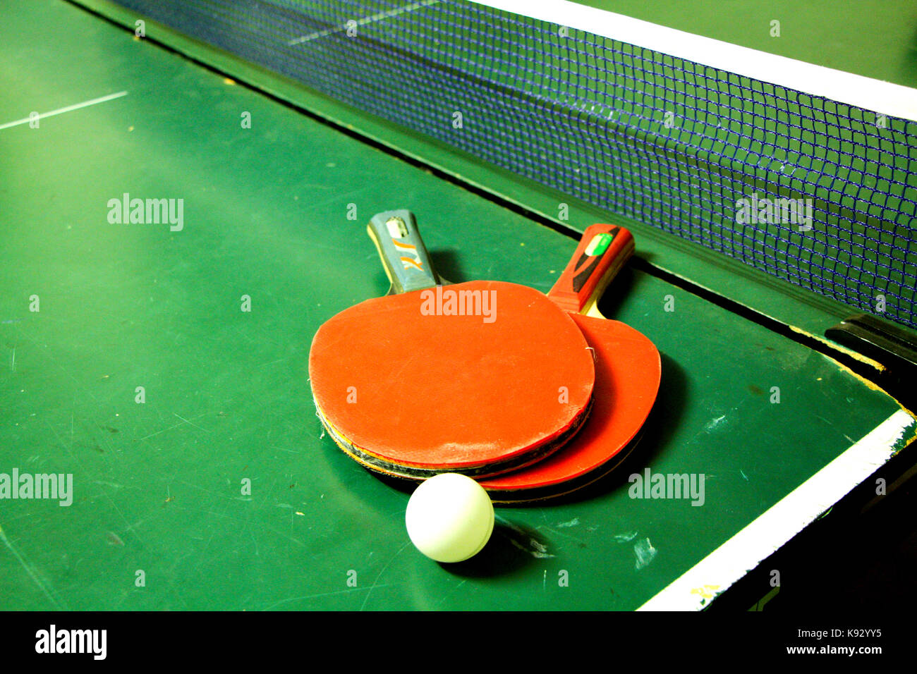 Due Tennis Da Tavolo O Ping Pong Racket E La Sfera Su Un