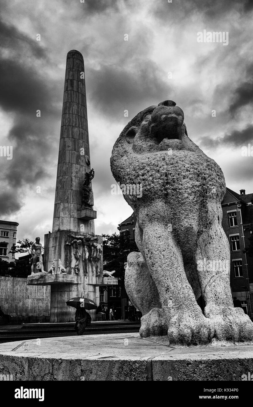 Lion e monumento in Piazza Dam, Amsterdam Foto Stock