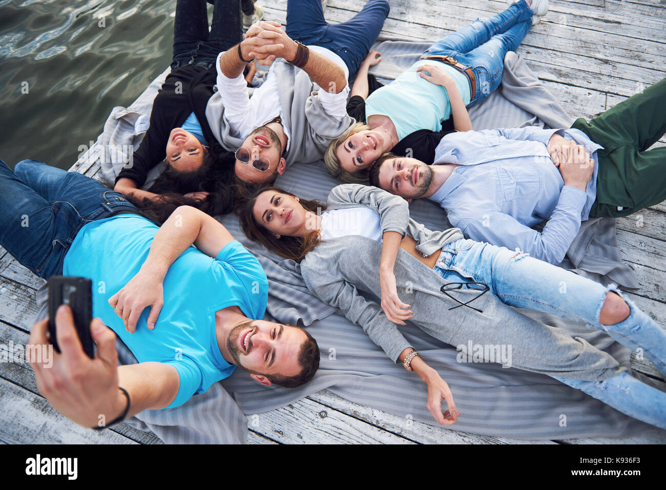 Gruppo Di Belle Giovani Che Fare Selfies Giacente Sul Molo I Migliori Amici Delle Ragazze E Dei Ragazzi Con Piacere La Nozione Crea La Vita Affettiva Di Persone Foto Stock Alamy