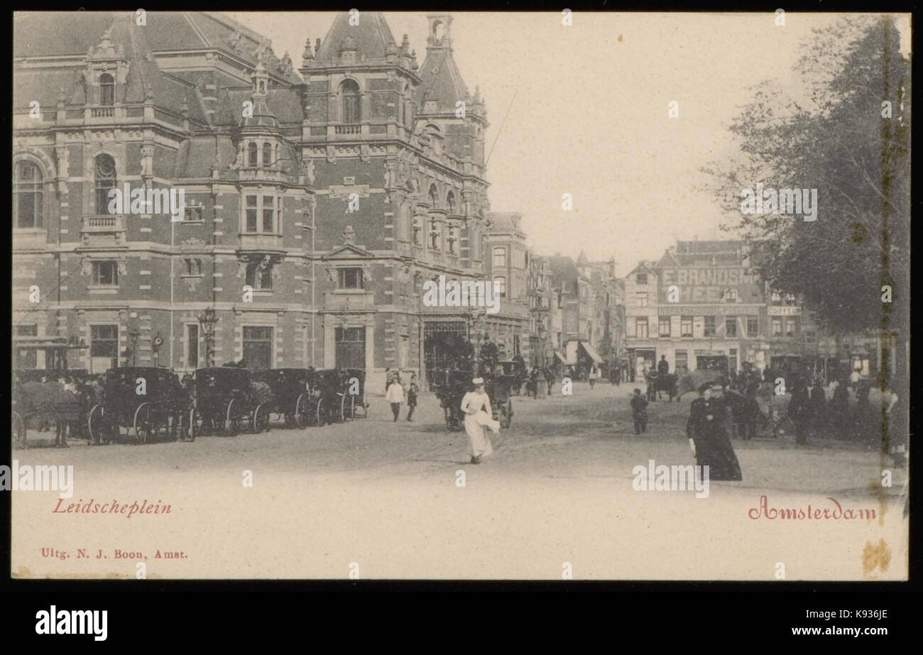 Leidseplein incontrato links enkele koetsen bij de Marnixstraat en op de achtergrond de Leidsestraat Foto Stock