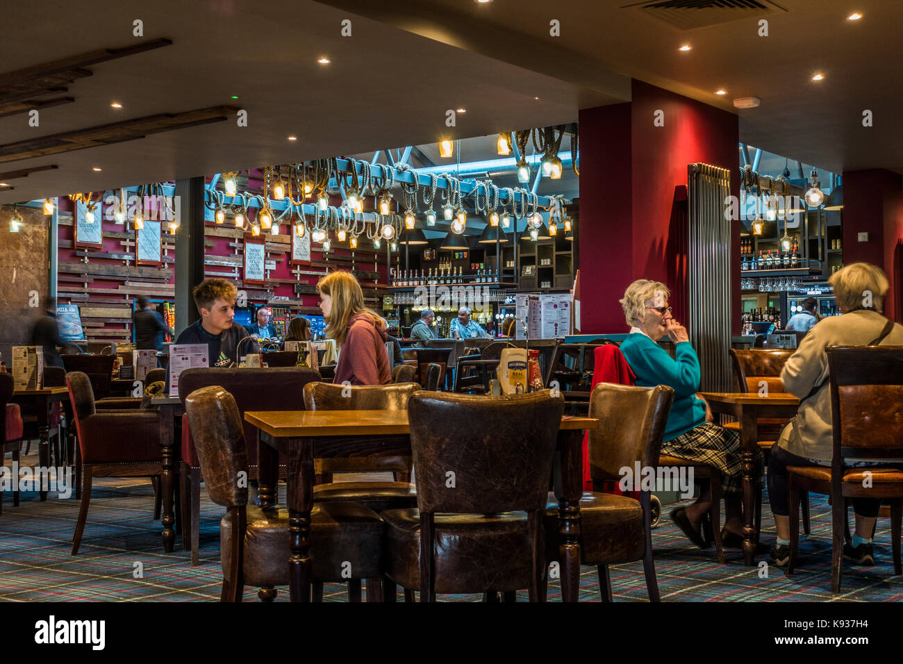 I clienti seduti ai tavoli su un tranquillo pomeriggio a JD Wetherspoon pub ristorante (spesso chiamato Wetherspoons), Stamford, Lincolnshire, Inghilterra, Regno Unito. Foto Stock