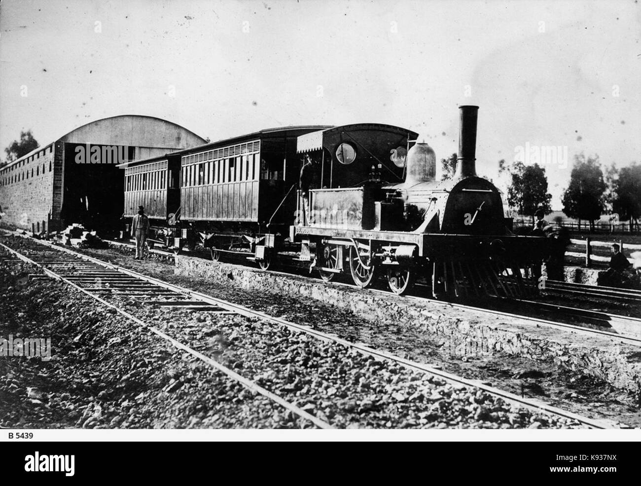 Locomotiva e due carrelli di lasciare la stazione ferroviaria sulla Terrazza sud B 5439 Foto Stock