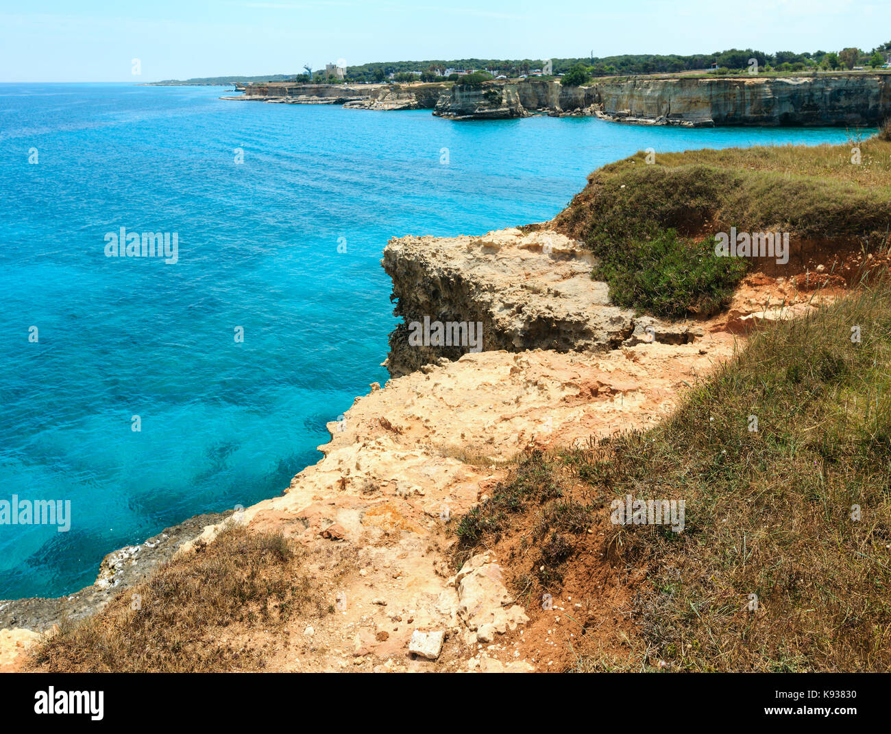 Il pittoresco paesaggio marino con scogliere, arco roccioso e pile (faraglioni), a torre sant Andrea, mare salentino costa, puglia, Italia Foto Stock