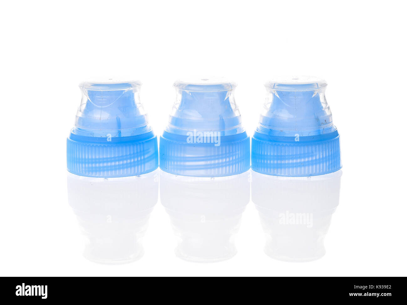 Tappo in plastica per bottiglie di coprire con i coperchi speciali. isolato su sfondo bianco. Foto Stock