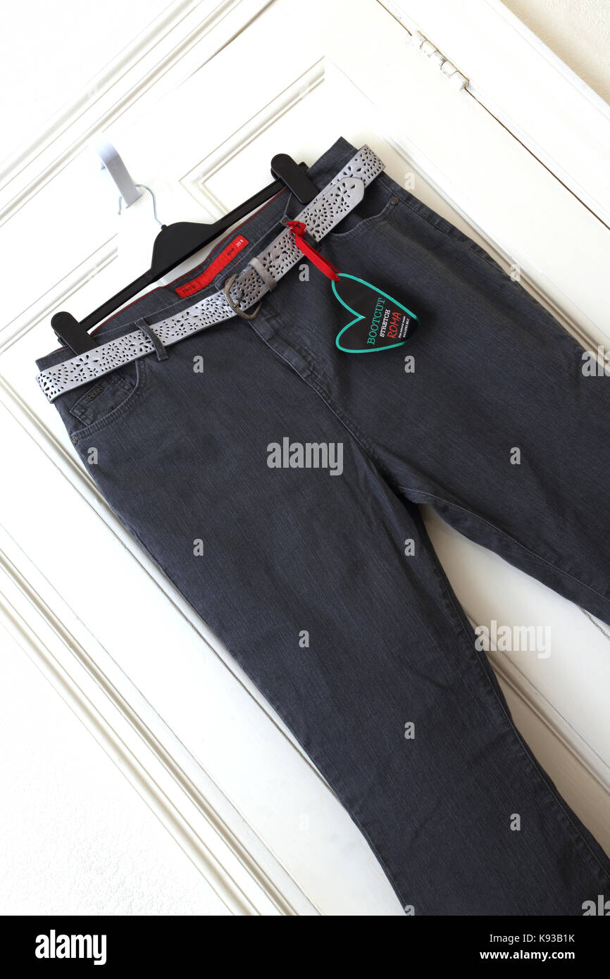 Black Stretch Bootcut Jeans con cintura in argento e tag Foto Stock
