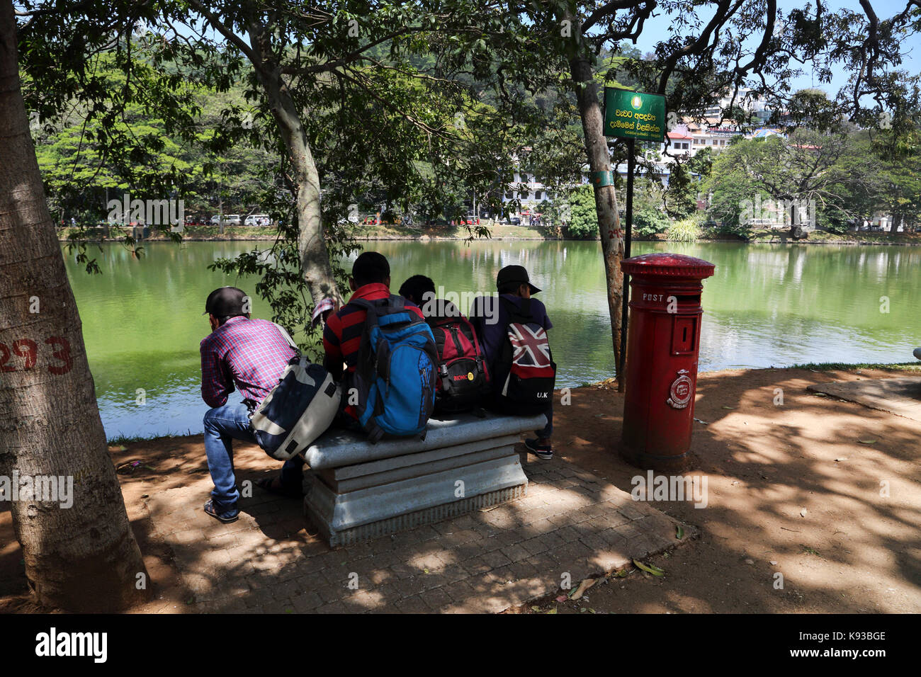 Kandy Sri Lanka gente seduta dal Lago Kandy Kiri Muhuda grande lago artificiale creato nel 1807 da Sri Wickrama Rajasinha Foto Stock