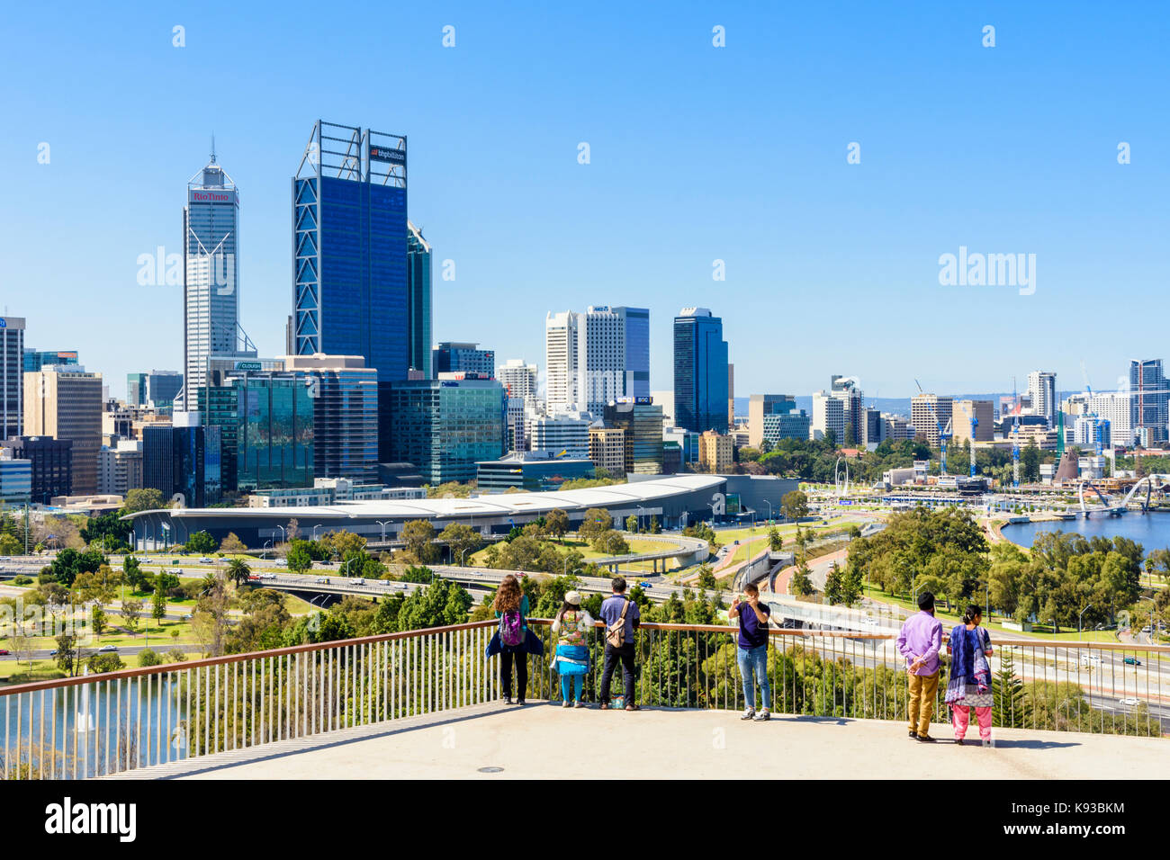 Persone che guardano la vista della città di Perth CBD da Kings Park, Australia occidentale, Australia Foto Stock
