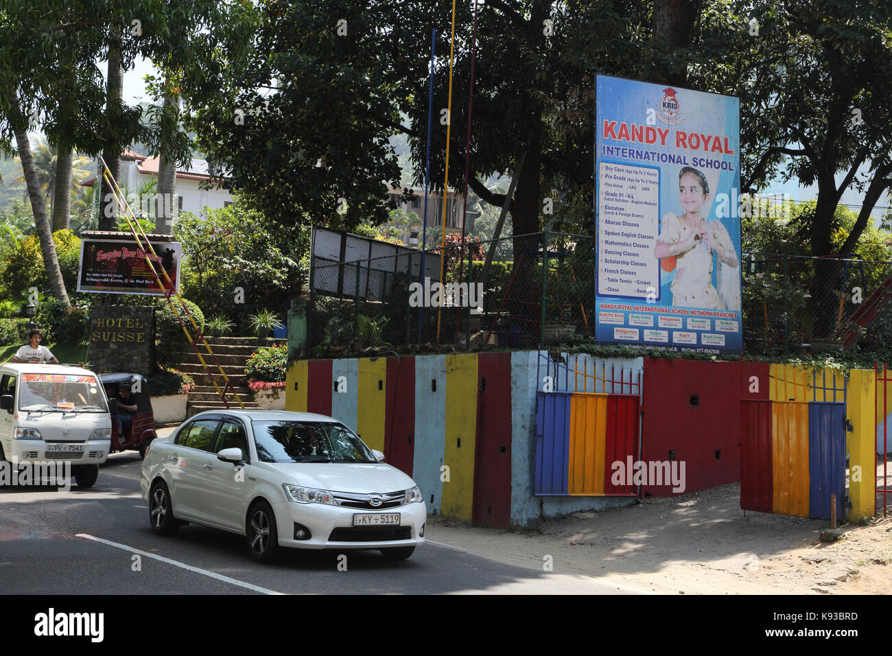 Kandy Sri Lanka traffico fuori Kandy Royal International School (KRIS) e Hotel Suisse Foto Stock