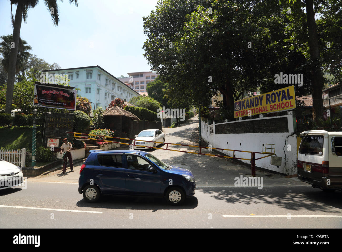 Kandy Sri Lanka traffico fuori l'uscita dell'Hotel Suisse e Kandy Royal International School (KRIS) Foto Stock