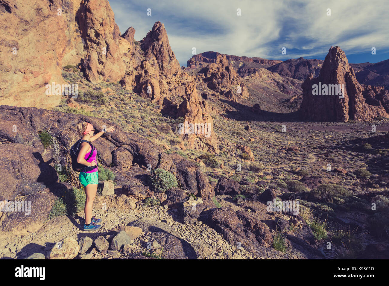 Felice ragazza escursionista camminando sul sentiero di montagna. Ispirare e motivare il concetto, attività all'aperto. Runner scalatore o guardando landscap ispiratore Foto Stock