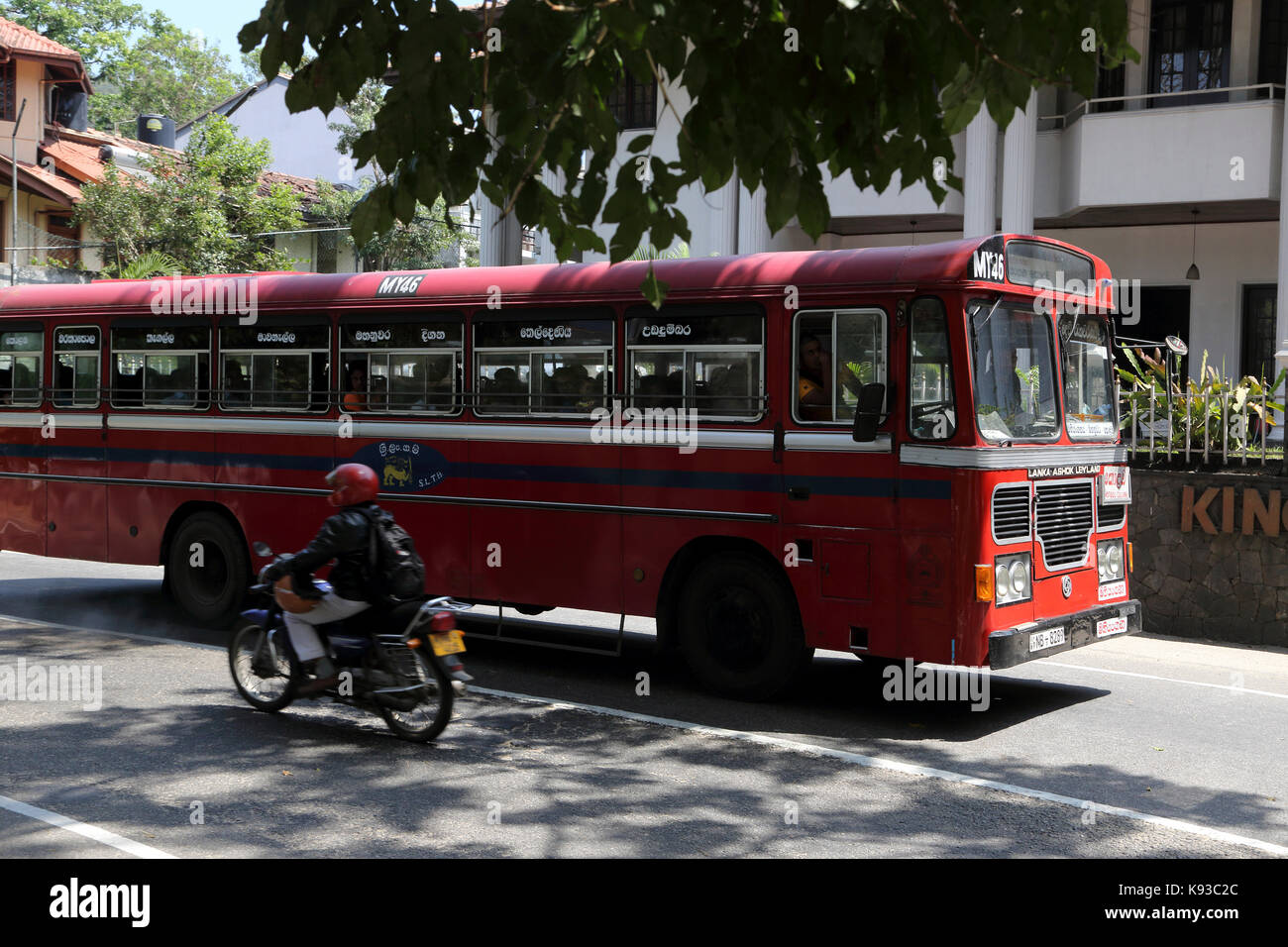 Kandy Sri Lanka Street scene Bus fuori King's Park Hotel Foto Stock